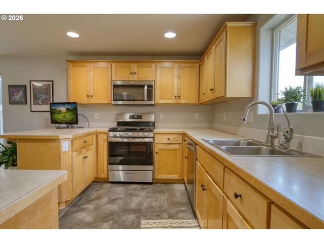 34385 HERON MEADOWS Dr, Scappoose, OR 97056