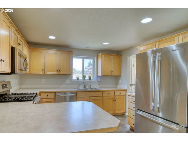 34385 HERON MEADOWS Dr, Scappoose, OR 97056