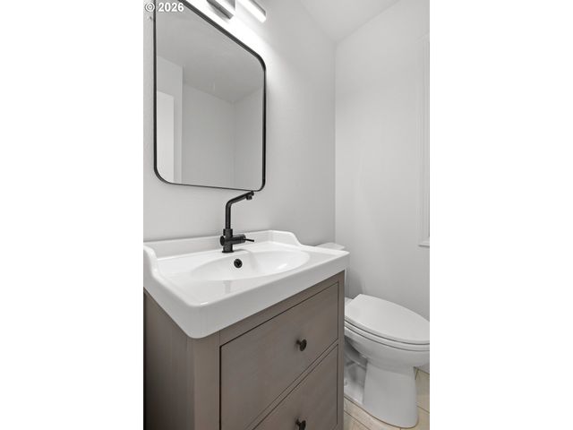 4594 Sw CALDEW St A, Portland, OR 97219