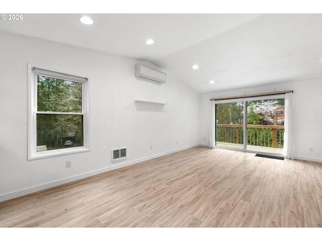 4594 Sw CALDEW St A, Portland, OR 97219