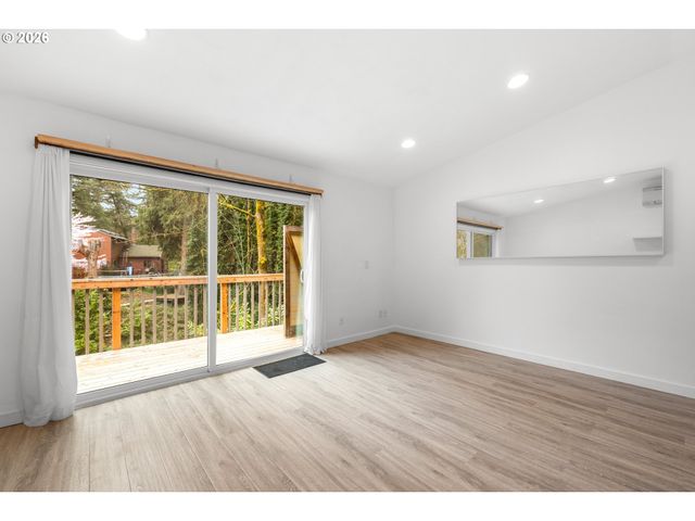 4594 Sw CALDEW St A, Portland, OR 97219