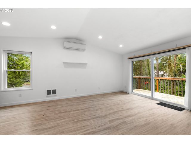 4594 Sw CALDEW St A, Portland, OR 97219