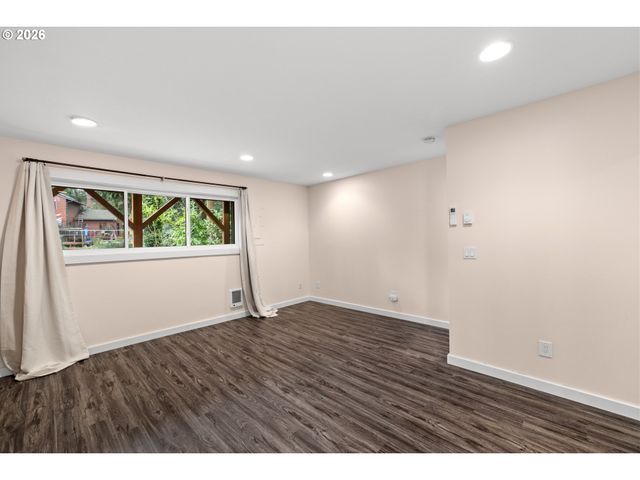 4594 Sw CALDEW St A, Portland, OR 97219