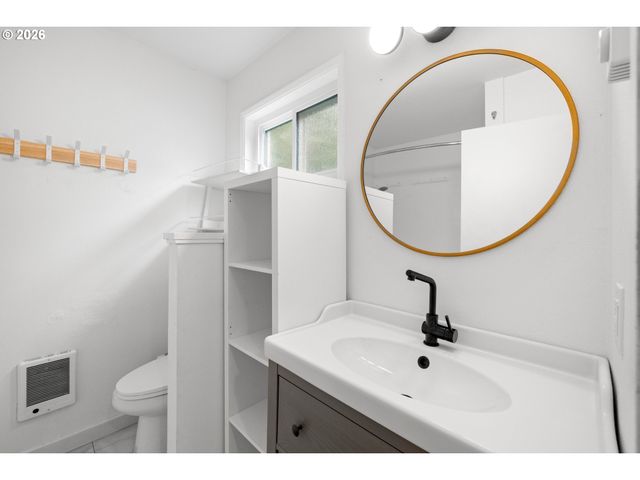 4594 Sw CALDEW St A, Portland, OR 97219