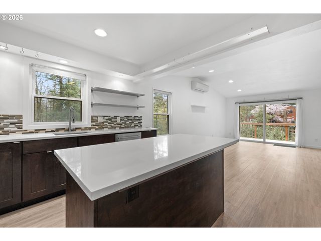 4594 Sw CALDEW St A, Portland, OR 97219