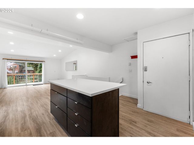 4594 Sw CALDEW St A, Portland, OR 97219