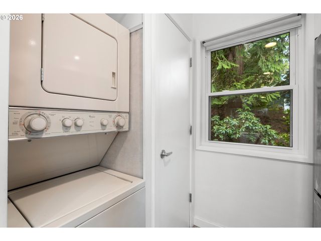 4594 Sw CALDEW St A, Portland, OR 97219