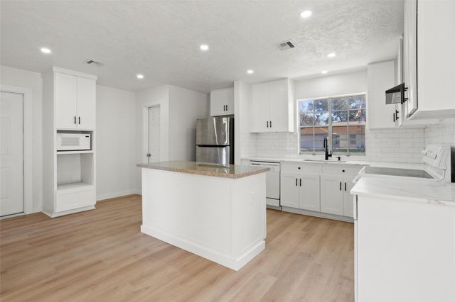 5330 Royal Oak Drive, Texas City, TX 77591