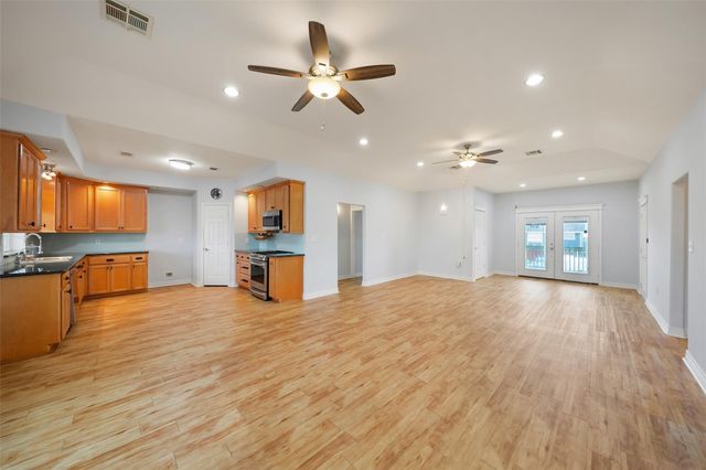 113 Bayou Vista Drive, Hitchcock, TX 77563