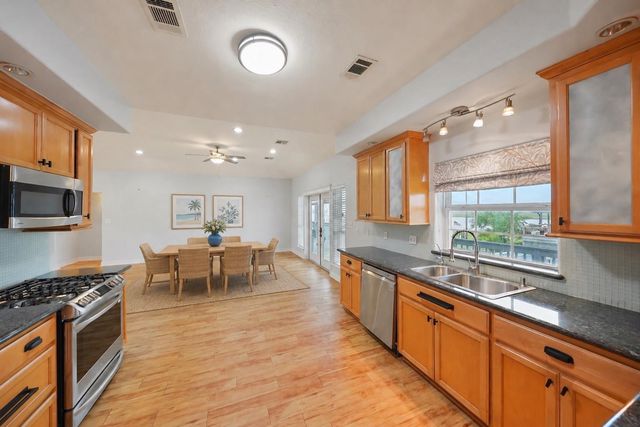 113 Bayou Vista Drive, Hitchcock, TX 77563