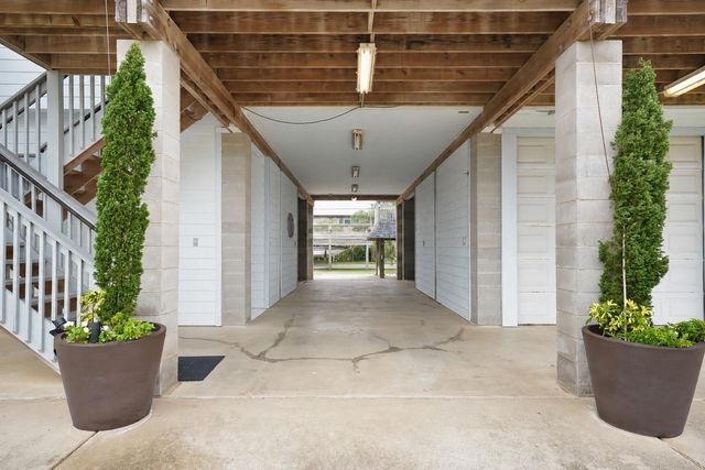 113 Bayou Vista Drive, Hitchcock, TX 77563
