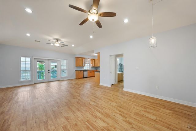 113 Bayou Vista Drive, Hitchcock, TX 77563