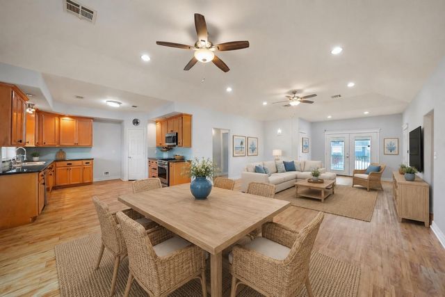 113 Bayou Vista Drive, Hitchcock, TX 77563