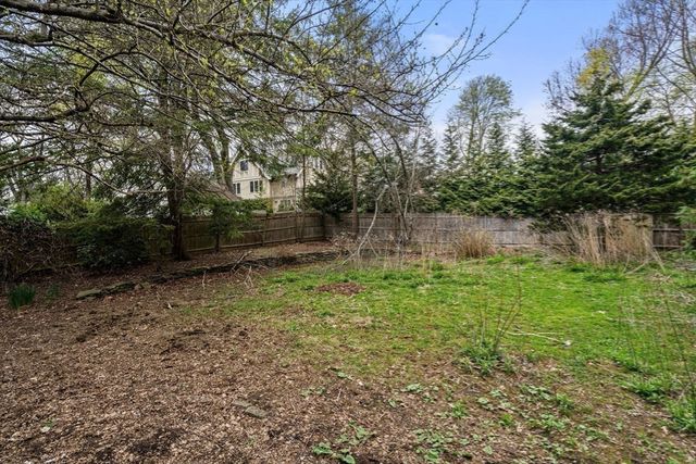 10 Stoneleigh Cir, Watertown, MA 02472