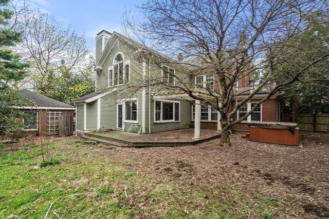 10 Stoneleigh Cir, Watertown, MA 02472