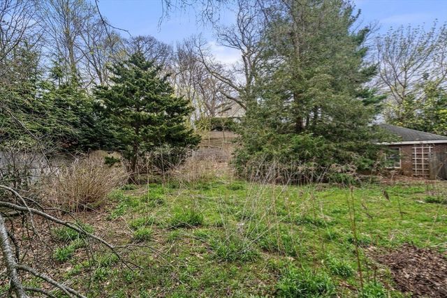 10 Stoneleigh Cir, Watertown, MA 02472