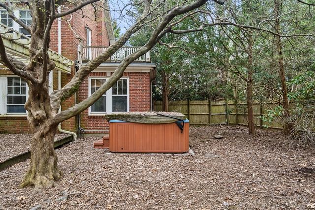 10 Stoneleigh Cir, Watertown, MA 02472