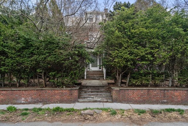 10 Stoneleigh Cir, Watertown, MA 02472