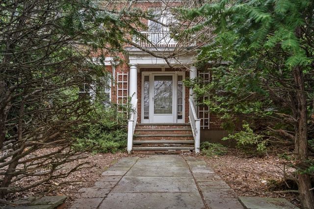 10 Stoneleigh Cir, Watertown, MA 02472