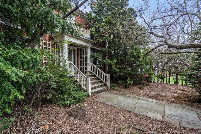 10 Stoneleigh Cir, Watertown, MA 02472
