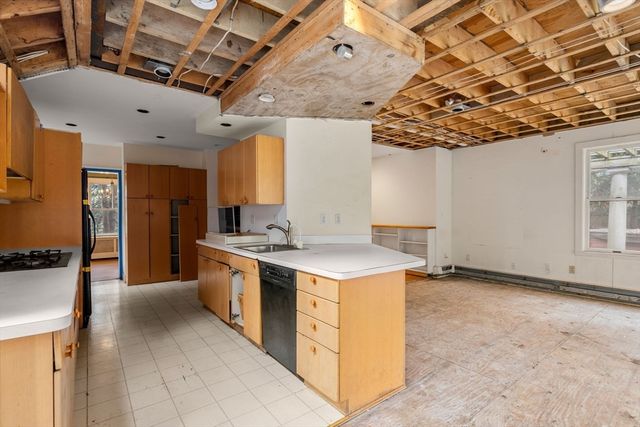 10 Stoneleigh Cir, Watertown, MA 02472