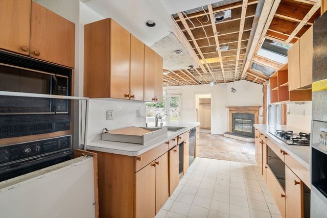 10 Stoneleigh Cir, Watertown, MA 02472