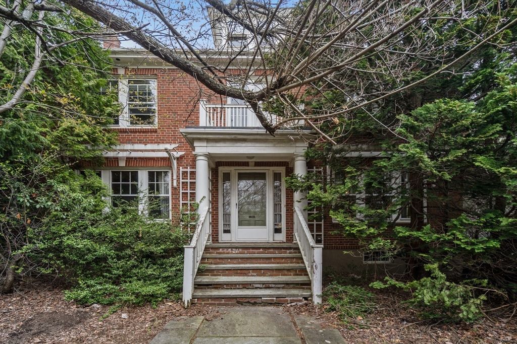 10 Stoneleigh Cir, Watertown, MA 02472
