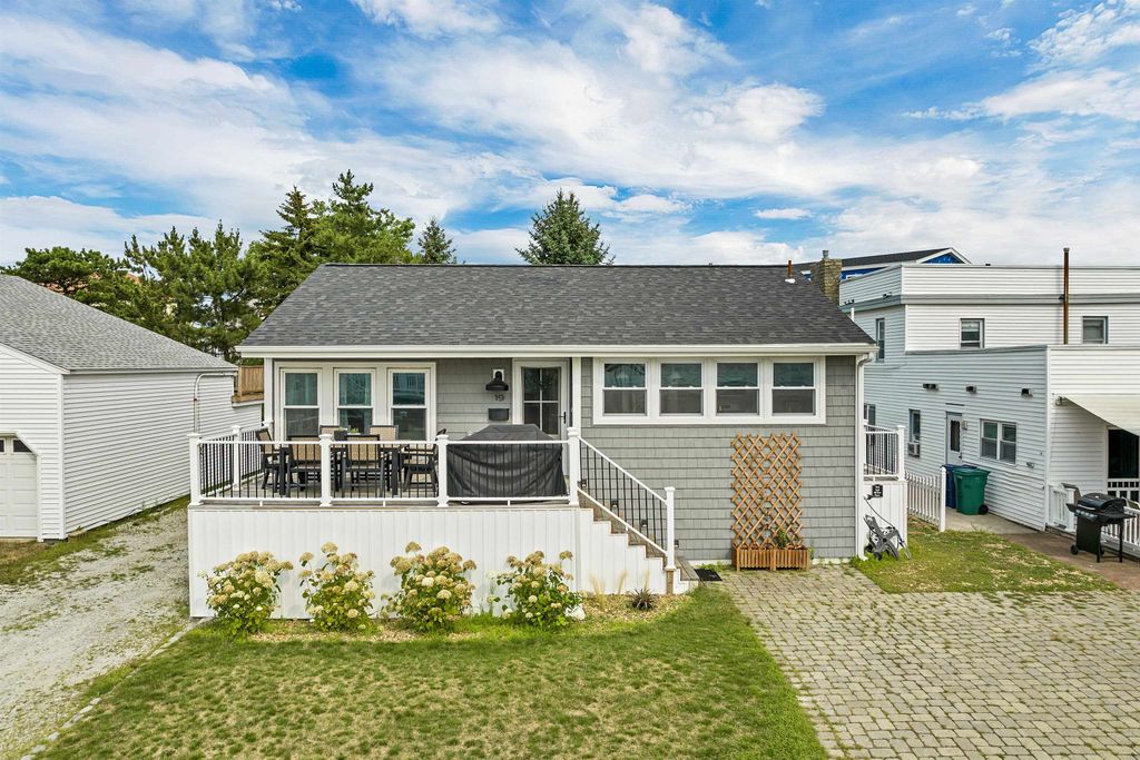 19 Portsmouth Avenue, Hampton, NH 03842