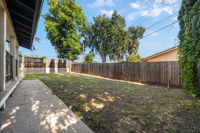 5049 Holyoke Way, Sacramento, CA 95841