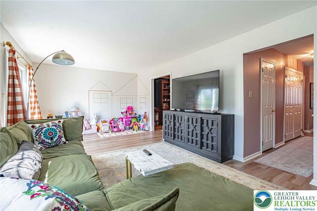 4617 North Hedgerow Drive, Lower Macungie Twp, PA 18103