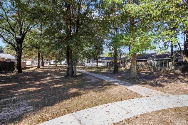 2545 Trailwood Dr, Cantonment, FL 32533