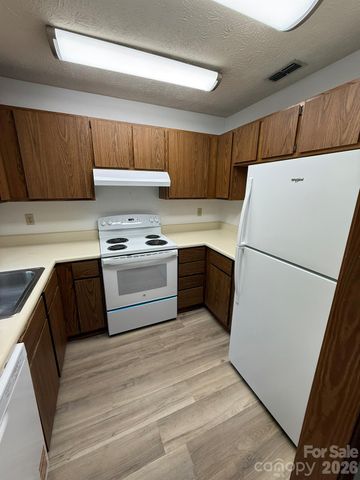 581 Courtwood Lane 6, Hendersonville, NC 28739