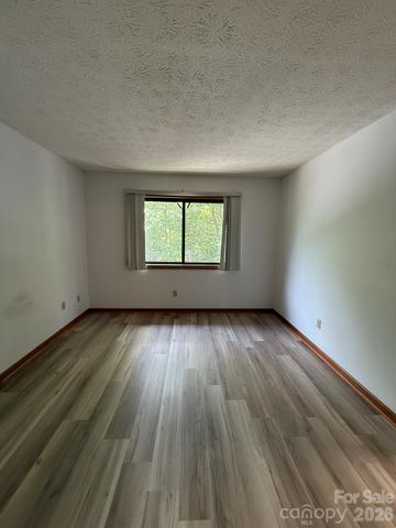 581 Courtwood Lane 6, Hendersonville, NC 28739