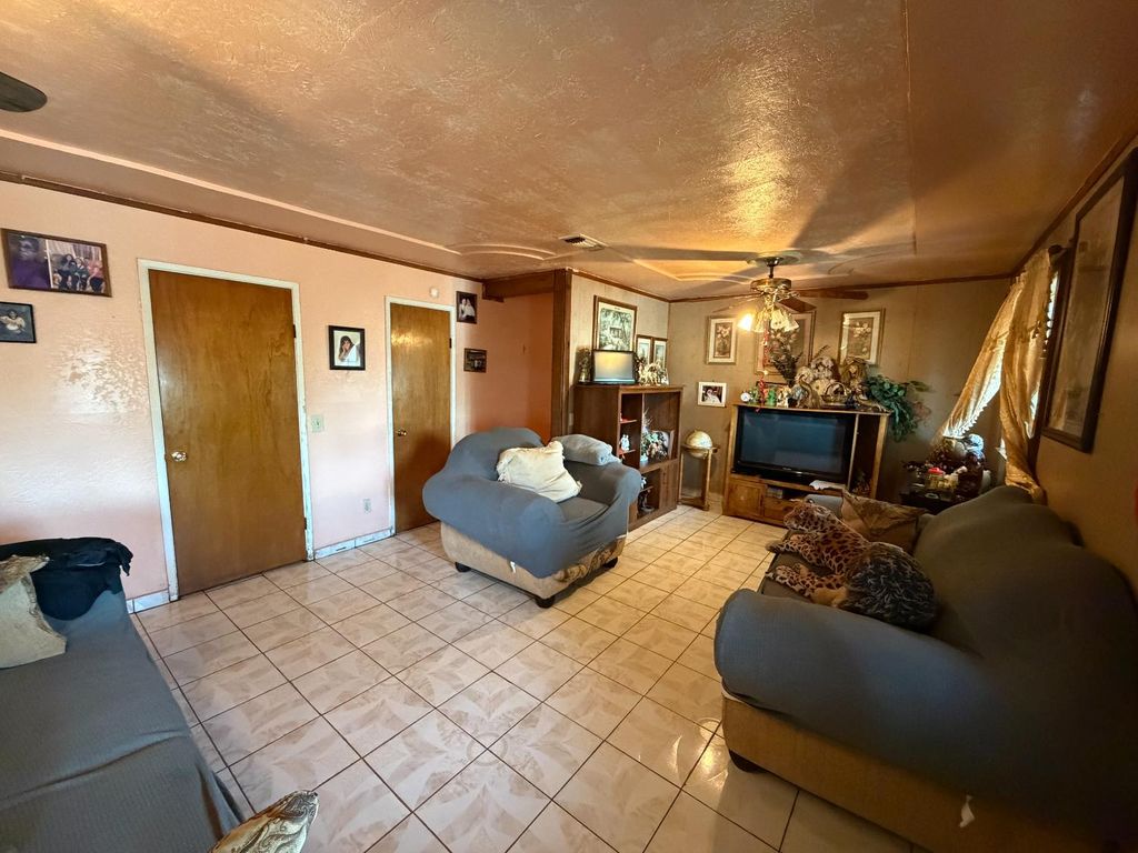 Image 4 of property listing at 8767 S Rodriguez Avenue, Parlier, CA 93648