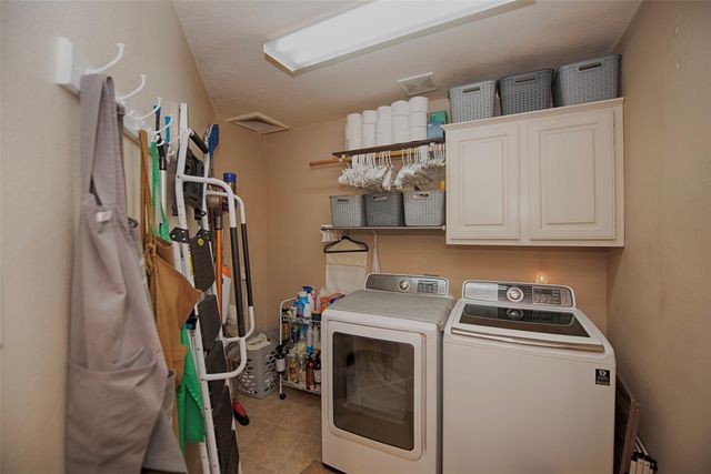 2402 Clippers Square, Nassau Bay, TX 77058