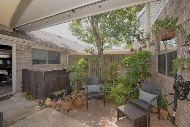 2402 Clippers Square, Nassau Bay, TX 77058