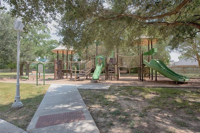 2402 Clippers Square, Nassau Bay, TX 77058