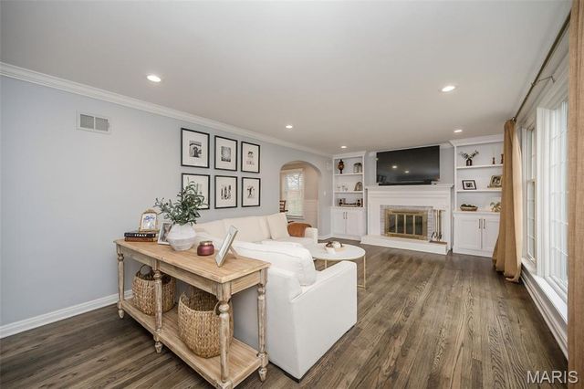 815 Brookside Drive, Glendale, MO 63122