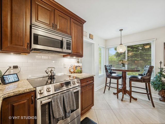 97 Thornhill Lane D, Lake Barrington, IL 60010
