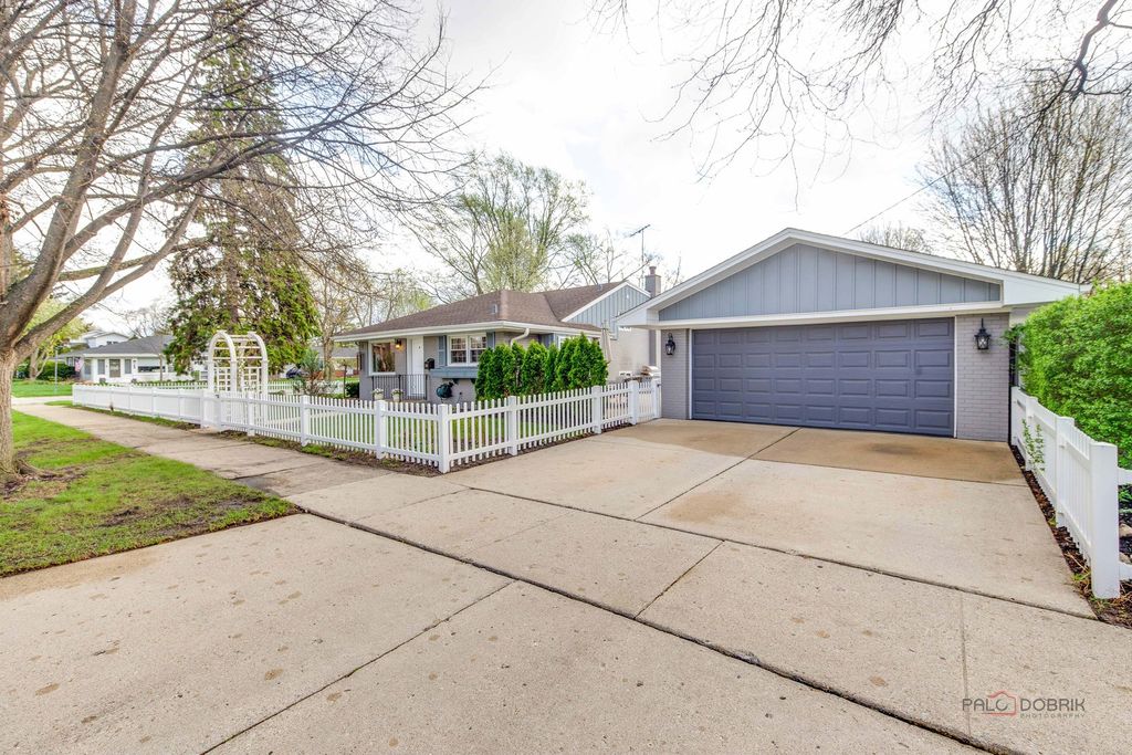 Image 2 of property listing at 2115 E Miner Street, Arlington Heights, IL 60004