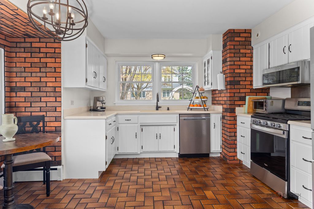 Image 11 of property listing at 2115 E Miner Street, Arlington Heights, IL 60004