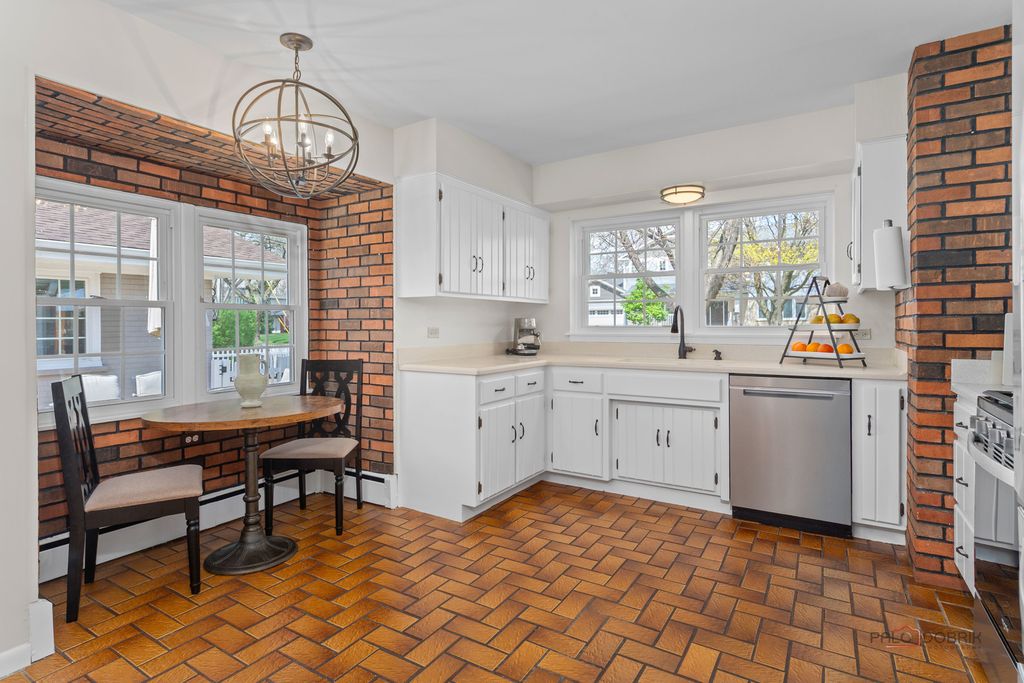 Image 12 of property listing at 2115 E Miner Street, Arlington Heights, IL 60004