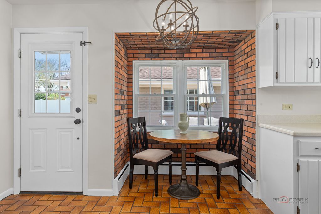 Image 14 of property listing at 2115 E Miner Street, Arlington Heights, IL 60004