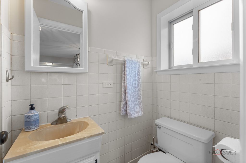 Image 15 of property listing at 2115 E Miner Street, Arlington Heights, IL 60004