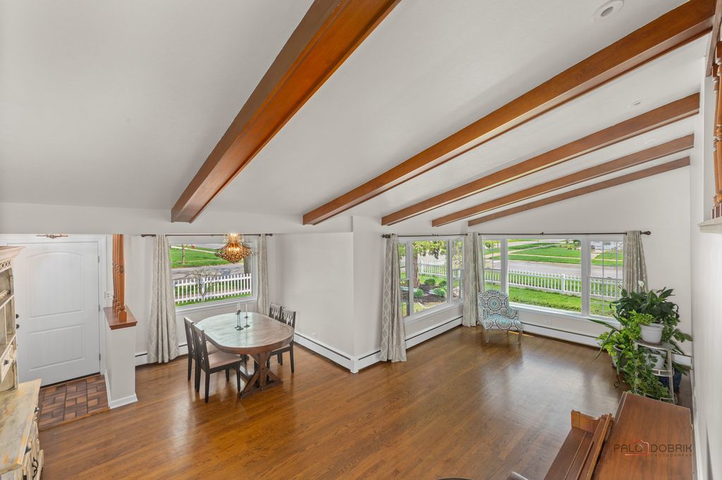Image 3 of property listing at 2115 E Miner Street, Arlington Heights, IL 60004