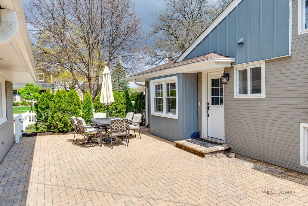 Image 25 of property listing at 2115 E Miner Street, Arlington Heights, IL 60004