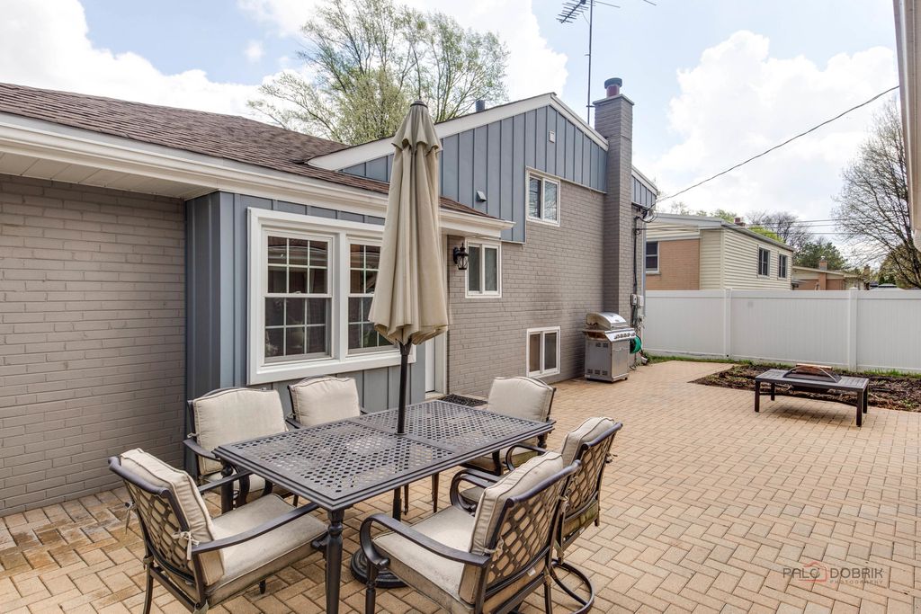 Image 26 of property listing at 2115 E Miner Street, Arlington Heights, IL 60004