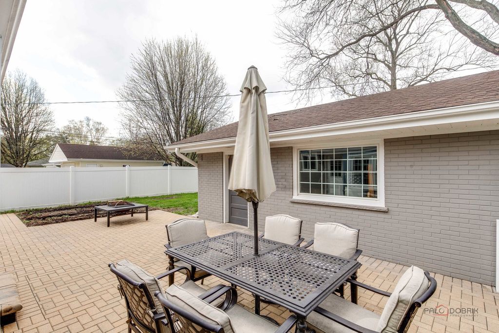 Image 27 of property listing at 2115 E Miner Street, Arlington Heights, IL 60004