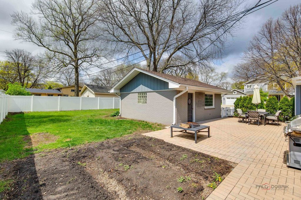 Image 28 of property listing at 2115 E Miner Street, Arlington Heights, IL 60004