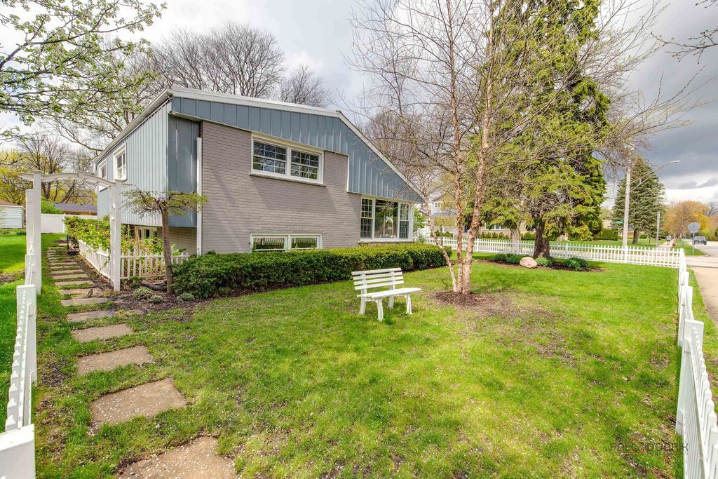 Image 29 of property listing at 2115 E Miner Street, Arlington Heights, IL 60004
